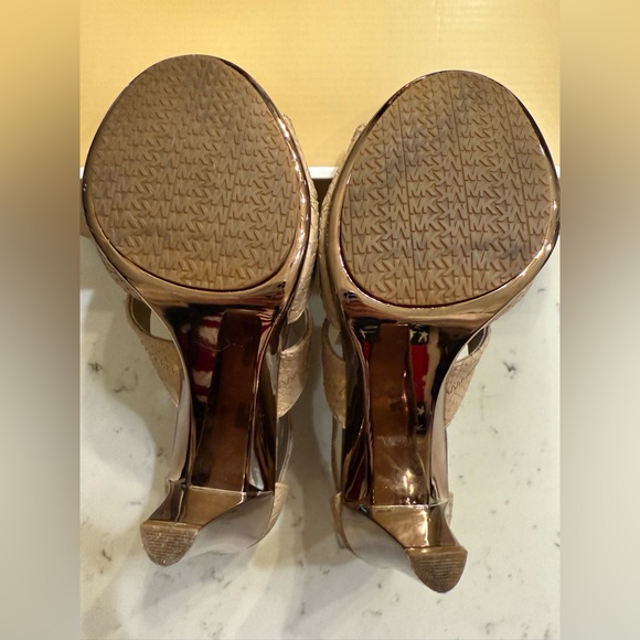 Michael Kors SZ 6.5 Berkeley T-Strap Nude - Picture 4 of 4